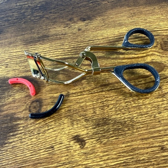 Revlon Gold Eyelash Curler with Red and Black Pads - Picture 3 of 4